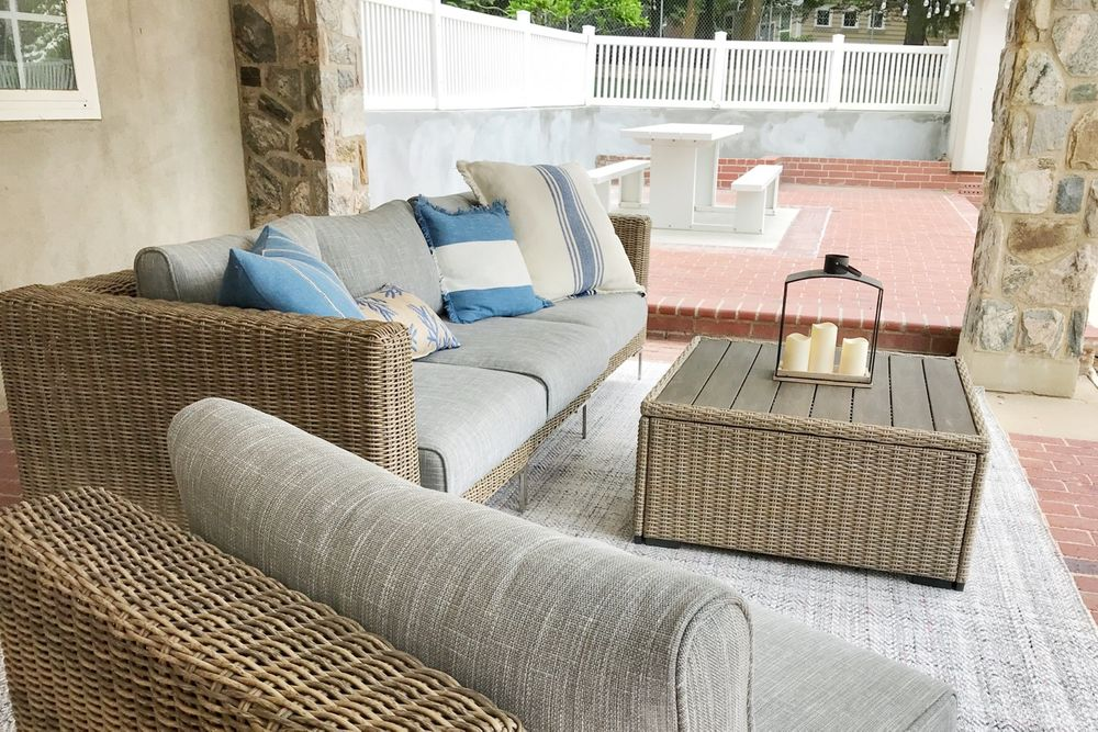 wicker outdoor sofa and rug https://liveouter.com/
