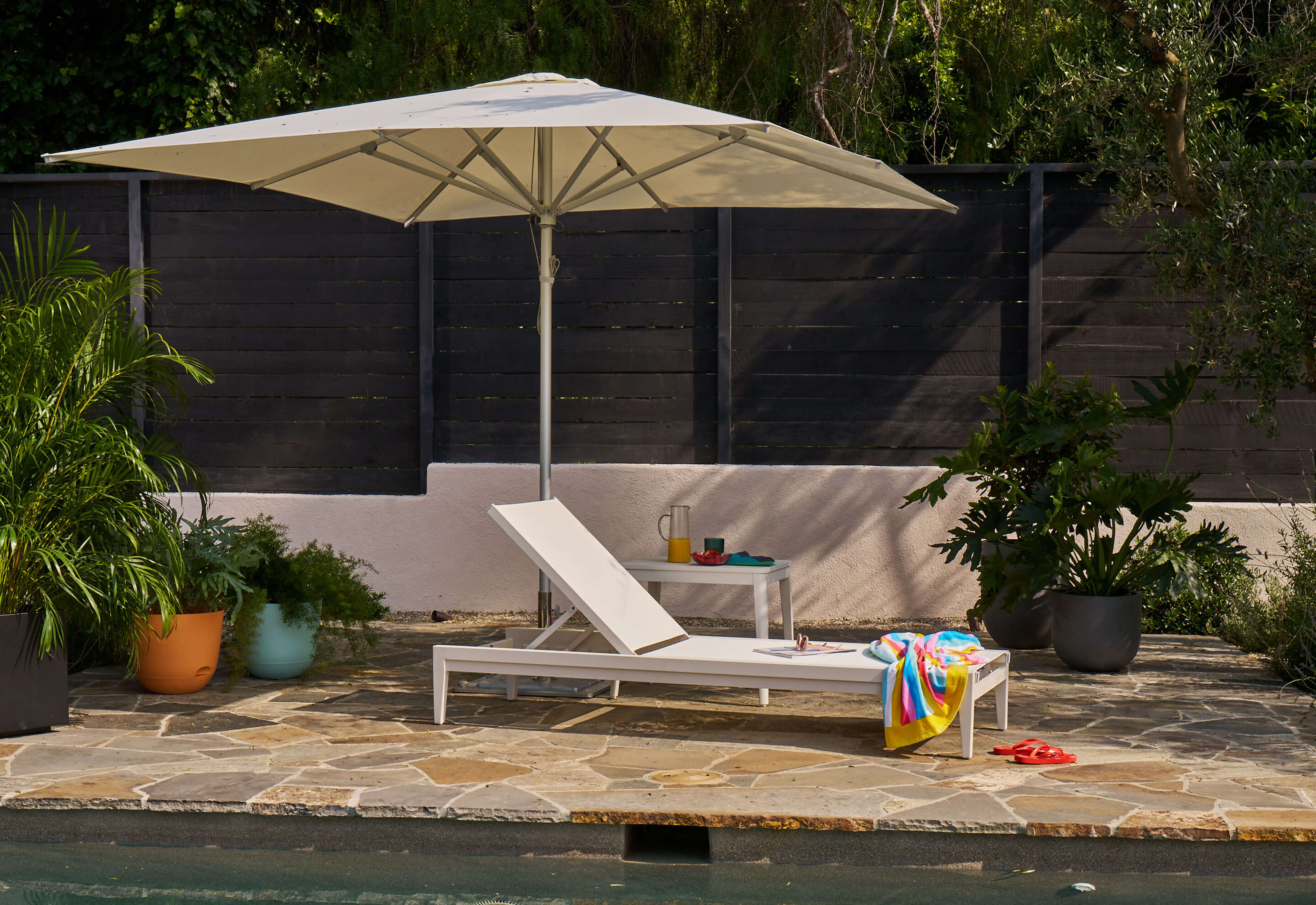 Aluminum Outdoor Core Chaise Lounge #chaise color_white