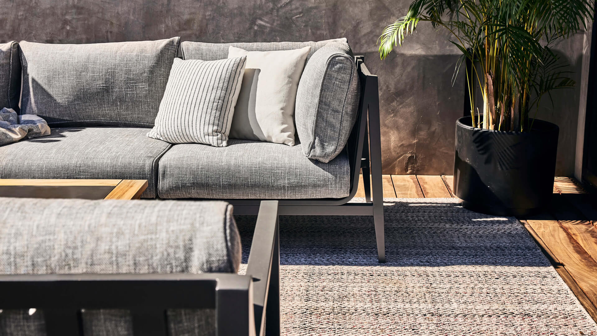 Aluminum sofa https://liveouter.com/