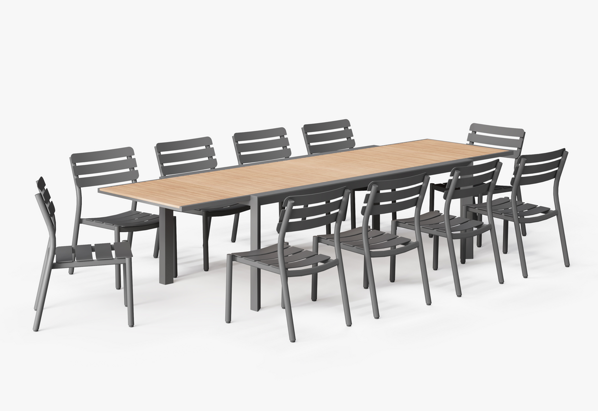 Extendable outdoor dining table